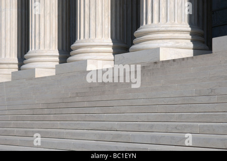 Colonnes et escaliers de l'Édifice de la Cour suprême des Etats-Unis à Washington DC Banque D'Images