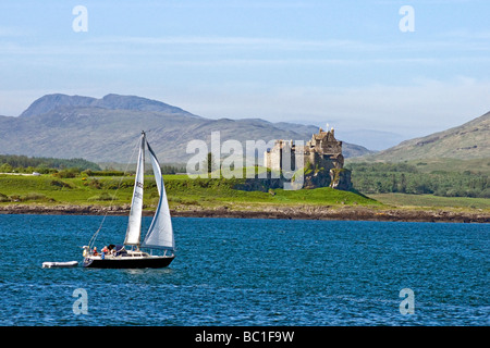 Duart Duart Castle, Firth of Lorn Point sur l'île de Mull en Écosse de l'ouest avec bateau à voile passant Banque D'Images