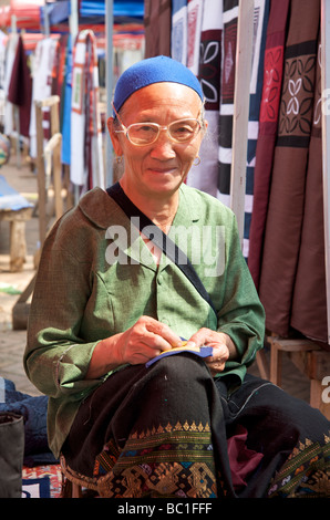 Portrait d'une vieille femme tribal sur son étal au marché de Luang Prabnag Banque D'Images