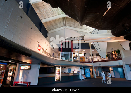 T-38, SR-71 Blackbird et maquette de la navette spatiale Endeavour, Kansas Cosmosphere and Space Center Hall, Hutchinson, Kansas. Banque D'Images