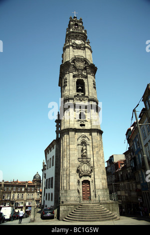 La tour Torre dos Clérigos à Porto Portugal Banque D'Images