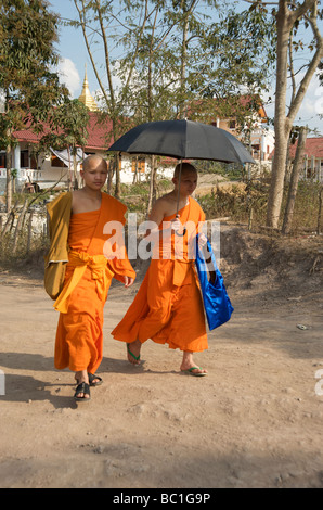 Deux moines bouddhistes en flânant vers leur temple à Luang Prabang au Laos Banque D'Images