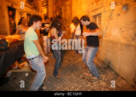 Danser dans les rues pendant le festival de Santos Populares Lisbon Banque D'Images