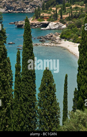 Regardant vers le bas sur la baie de Kalamitsi entre Stoupa et Kardamiyli dans le sud du Péloponnèse Messénie Mani extérieur Grèce Banque D'Images