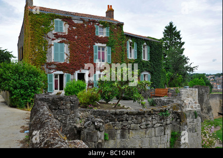 Vieille maison dans les murs des remparts, Parthenay. Deux-sèvres, France Banque D'Images