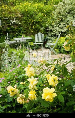 Un coin du jardin à l'amical de la faune des jardins des brindilles de Swindon Wiltshire England UK Banque D'Images