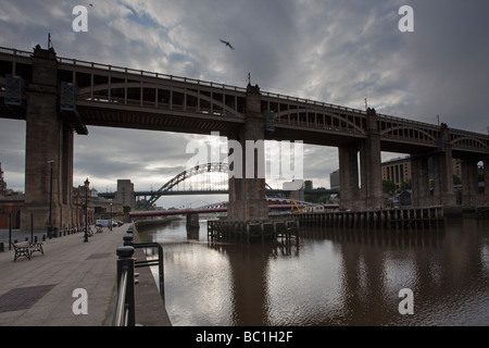 Juin jeudi matin sur la rivière Tyne Newcastle upon Tyne avec le pont de haut niveau à l'avant-plan Banque D'Images