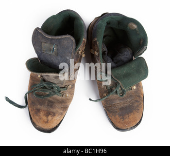 Old dirty boots sur fond blanc Banque D'Images