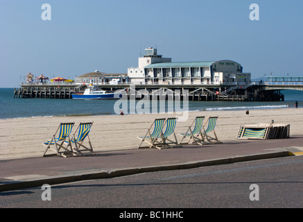 La jetée de Bournemouth, East Beach promenade avec transats, Dorset, UK Banque D'Images