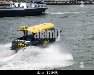 L'accélération en bateau-taxi sur la Meuse à Rotterdam Zuid Holland aux Pays-Bas Banque D'Images