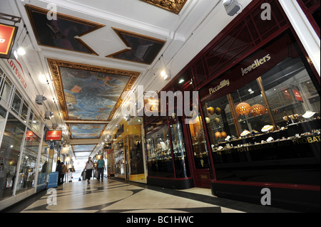 Piccadilly Arcade commerçante off New Street Birmingham England uk Banque D'Images