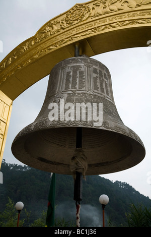 Grande cloche du temple de la Le Tso-Pema Ogyen Heru-kai Nyingmapa Gompa (monastère). Rewalsar. L'Himachal Pradesh. L'Inde. Banque D'Images