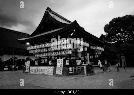 Lanternes de papier japonais sur la scène du temple shintoïste Yasaka au cours de la Gion Matsuri Festival. Le protocole de Kyoto. Région du Kansai. Le Japon Banque D'Images