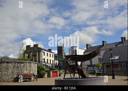 Curagh statue, ou bateau de peau statue, jusqu'à la rue principale de Carrick on Shannon, Irlande Banque D'Images