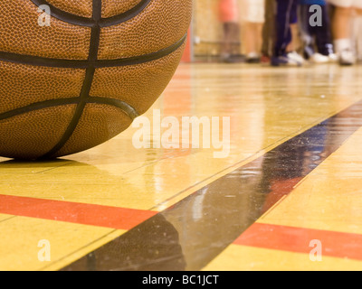 Basket-ball & Young jambes actives. Un groupe de jeunes à jouer activement / d'exécution en arrière-plan dans une salle de sport. Banque D'Images