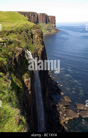 Kilt Rock Cascade, près de Oban, la péninsule de Trotternish, île de Skye, Hébrides intérieures, côte ouest de l'Ecosse, Royaume-Uni Banque D'Images