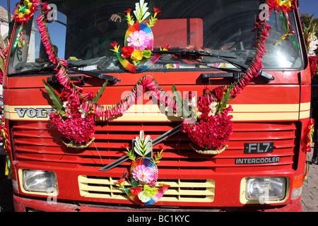 Camion décoré de fleurs qui attendent d'être béni à l'extérieur de la cathédrale , Copacabana, Bolivie Banque D'Images