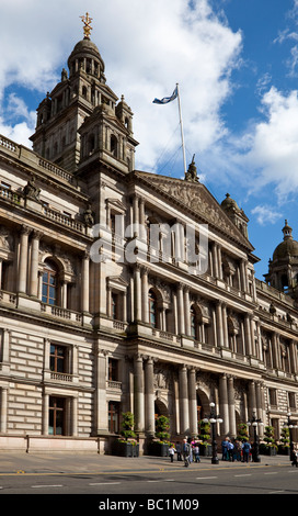 Un groupe de visiteurs asiatiques à l'extérieur de Glasgow City Chambers à George Square, Glasgow. Banque D'Images