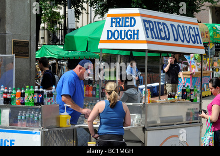 Vendeur de rue vendant sur frite Boston Common, Boston, MA USA Banque D'Images