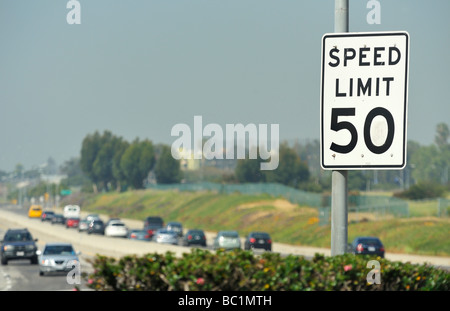 Limite de vitesse 50 MPH panneau de circulation sur Westchester Pkwy, Los Angeles CA Banque D'Images