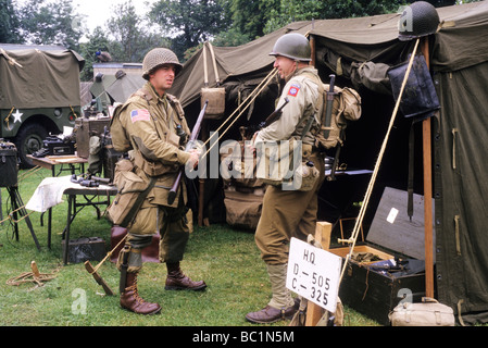 2e guerre mondiale militaire historique des soldats US uniforme soldat armes armes fusils fusil campement camp yankees 1940 Banque D'Images