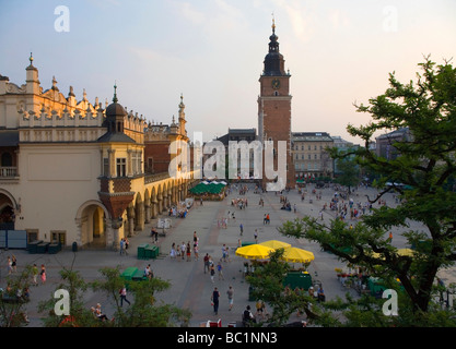 Sukiennice Halle aux draps et tour de ville à Ratusz Place du Marché Rynek Glowny Vieille Ville Cracovie Pologne Banque D'Images