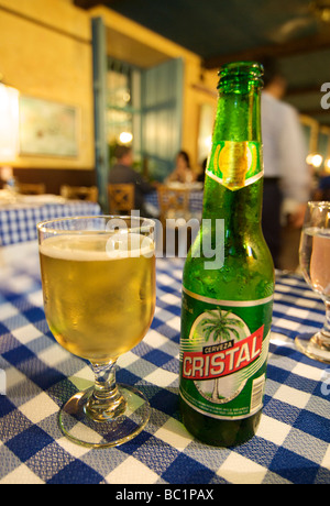 La bière brassée localement Cristal, La Havane, Cuba Banque D'Images