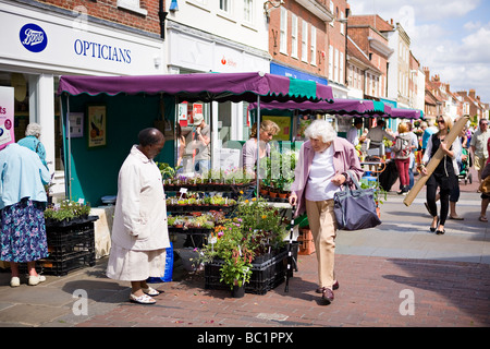 Les gens font du shopping sur le marché agricole de North Street, Chichester, West Sussex. ROYAUME-UNI Banque D'Images