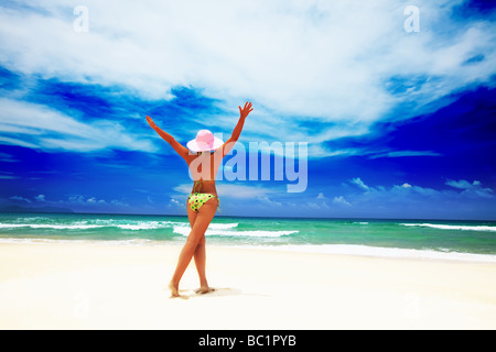 Femme ont du plaisir sur la plage tropicale Banque D'Images