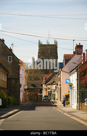 Recherche le long de la rue longue vers l'abbaye de Sherborne, Dorset, England, UK Banque D'Images