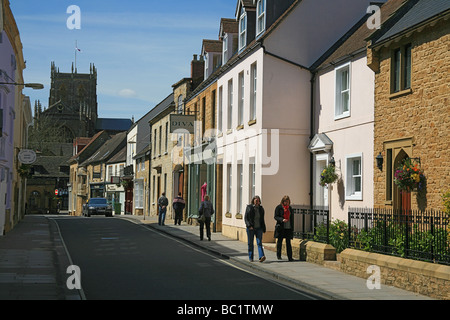 Recherche le long de la rue longue vers l'abbaye de Sherborne, Dorset, England, UK Banque D'Images