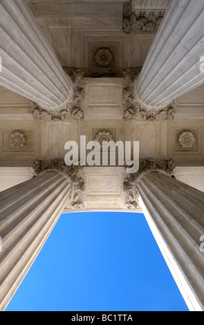 Voir à jusqu'à les colonnes de l'Édifice de la Cour suprême des Etats-Unis à Washington DC Banque D'Images