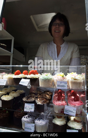 Brick Lane Dimanche 21 Juin Peggy s cupcakes vendus à partir d'un icecream van Banque D'Images