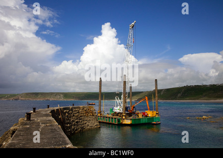 Excavatrice de tranchée flottante & Jack-Up Rig pour la manutention dans des zones portuaires et des eaux côtières. Sennen Cove. Land's End, Cornwall, UK Banque D'Images