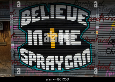 Brick Lane Dimanche 21 juin sur l'obturateur graffiti gallery croient en l'Spraycan Banque D'Images