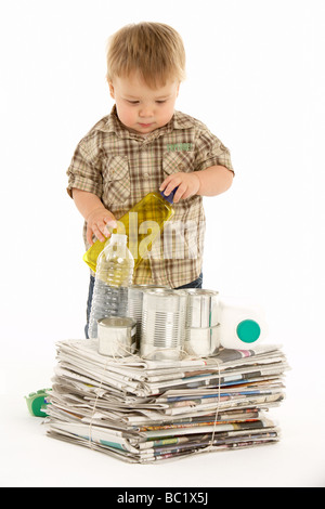 Jeune garçon Recyclage en Studio Banque D'Images