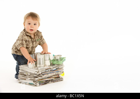 Jeune garçon Recyclage en Studio Banque D'Images