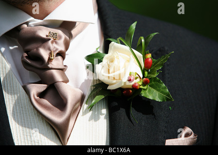 Libre de la crème du marié trou du bouton de rose crème cravate marron gilet sur jour de mariage Banque D'Images