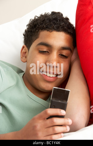 Young Boy Reading Text Message Banque D'Images