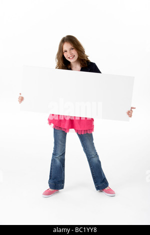 Young Girl Holding a carte blanche Banque D'Images