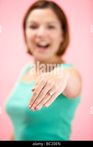 Woman Holding bague de fiançailles Banque D'Images