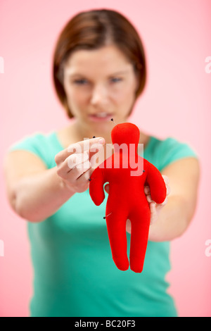 Femme tenant poupée vaudou Banque D'Images