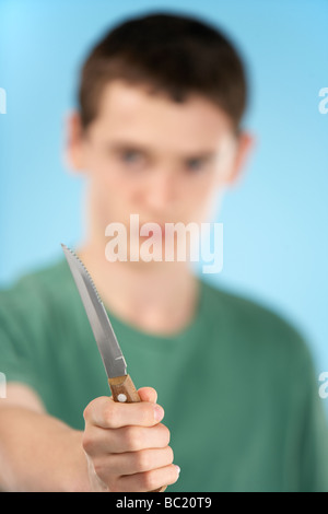 Teenage Boy Holding Knife Banque D'Images