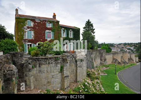 Vieille maison dans les murs des remparts, Parthenay , Deux-sèvres, France. Banque D'Images