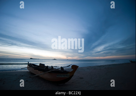 Niliveli beach nilaveli lever du soleil l'île Pigeon en arrière-plan bateau de pêche traditionnel en premier plan Sri Lanka Trincomalee Banque D'Images