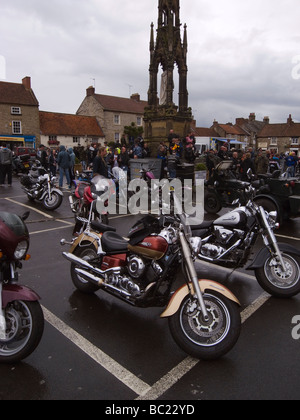 Une grande rencontre des motocyclistes à Helmsley North Yorkshire UK Banque D'Images