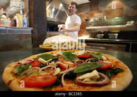 Pizza garnie de délicieux à la recherche des légumes. Banque D'Images