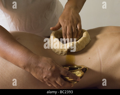 Le massage ayurvédique de soins de médecine traditionnelle du Kerala Inde Banque D'Images