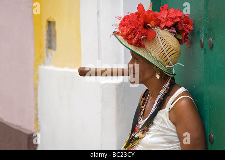 Personnes âgées femme cubaine avec un énorme cigare. La Havane, Cuba Banque D'Images