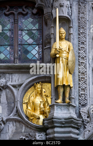 Statue en or dans la basilique du Saint-Sang. Bruges, Belgique Banque D'Images